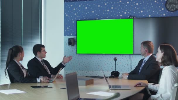 Team Of Office Workers Have Conversation in Conference Room. Display with Green Screen for Mockup on Wall. — Stock Video