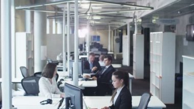 Ofis çalışanları bilgisayarlarda çalışan.