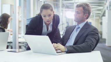 İki Ofis çalışanları bilgisayar yanında sohbet