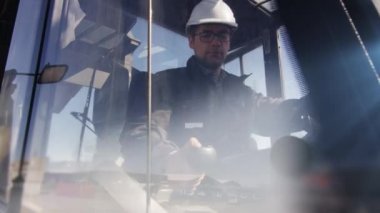 Baret kabinde yükleyici operatörü.