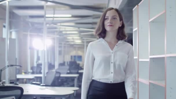 Привлекательная женщина в белой рубашке идет через офис и захватывает внимание мужчин . — стоковое видео