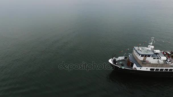 Drone aéreo tiro de velho cruzeiro vintage ferry no mar . — Vídeo de Stock