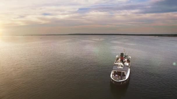 Luchtfoto drone shot van een oude vintage cruise ferry in de zee. — Stockvideo