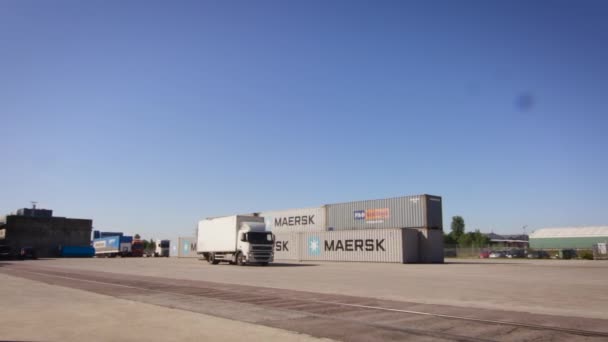Φορτηγό στο κέντρο logistics — Αρχείο Βίντεο