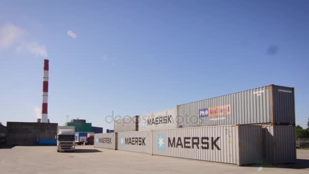 Φορτηγό στο κέντρο logistics — Αρχείο Βίντεο