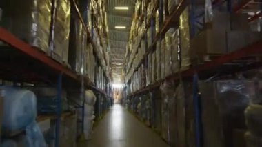 Kamera sinek ile lojistik depo raflar