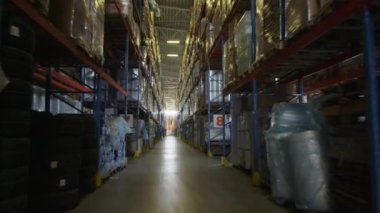 Lojistik depo raflar satırlarının üzerinden kamera sinek