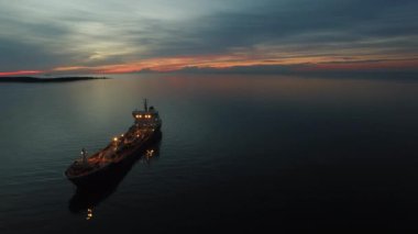 Gece denizde taşıma tankeri gemisinin havadan çekim