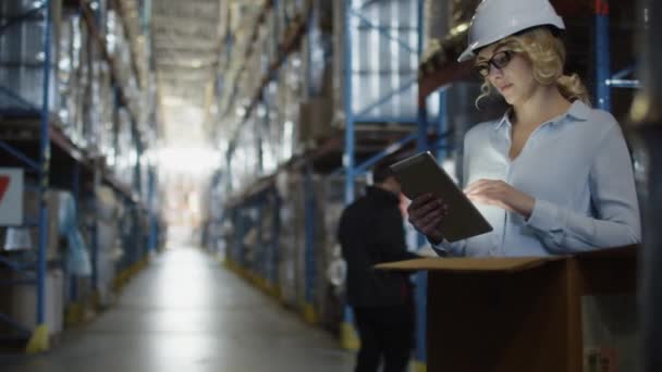 Θηλυκό διαχείριση αποθήκης Logistics λειτουργεί σε φοράει Tablet Pc. ένα σκληρό καπέλο λευκό. — Αρχείο Βίντεο