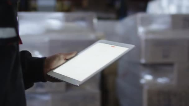 Operaio di Magazzino Logistico è Holding Tablet PC in Mani . — Video Stock