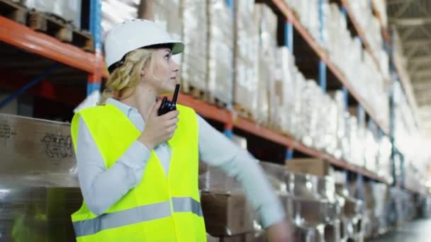 Zaměstnankyně logistického skladu pomocí dvou straně rádia — Stock video