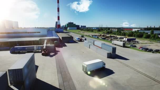 Аэросъемка логистического центра с грузовиками — стоковое видео