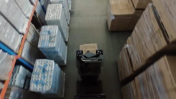 Воздушные накладные расходы на работу погрузчика вилочных погрузчиков внутри логистического склада — стоковое видео