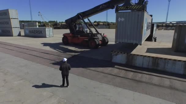Luftaufnahme des Containerführers — Stockvideo