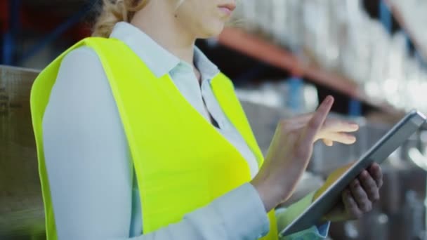 Trabalhadora do Armazém Logístico Feminino está usando Tablet PC — Vídeo de Stock