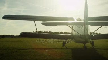 Günbatımı zaman sahasının pervaneli uçak olduğunu