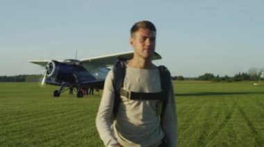 Skydiver dışa doğru hareket pervaneli uçak olduğunu