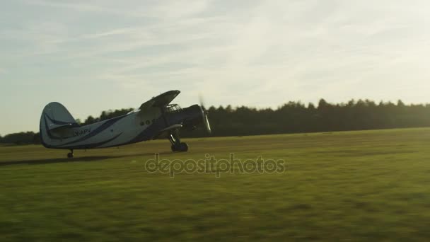 Propeller repülőgép vesz ki a mezőben, naplemente idő — Stock videók