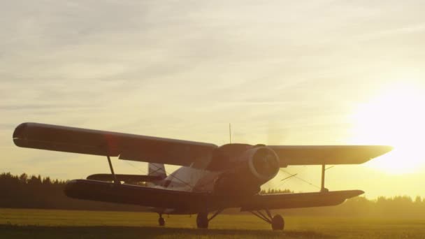 Propeller repülőgép van a pályán, naplemente idő — Stock videók