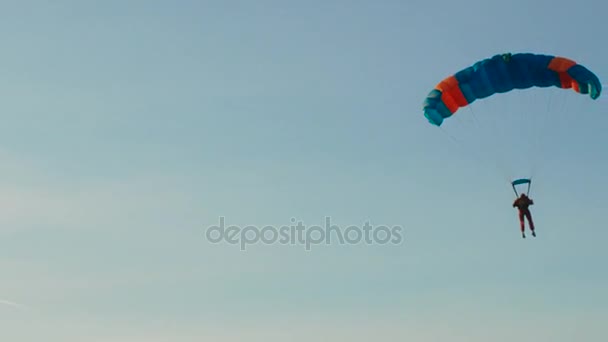 拍摄的跳伞降落在夕阳光 — 图库视频影像