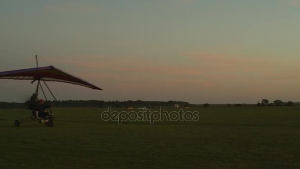 Movendo o Deltaplane motorizado no por do sol — Vídeo de Stock