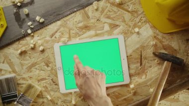 Marangozluk aletleri yanında atölye masada manzara modunda Tablet PC'yi kullanma
