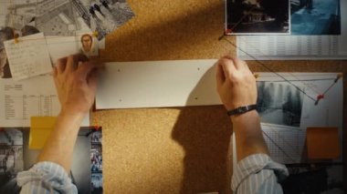 Dedektif kanıt pinboard ipuçları ve şüpheli ile kağıt iki adet koyar.