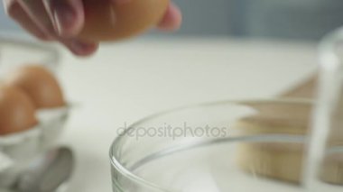 Profesyonel aşçıdır yumurta kırma 