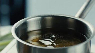 Cam erişte kaynar suda hazırlanıyor.