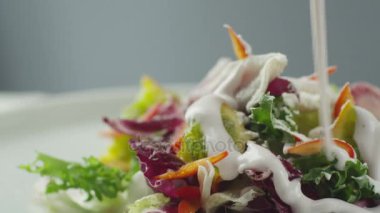Ekşi krema ile sebze salatası süsleme yemek