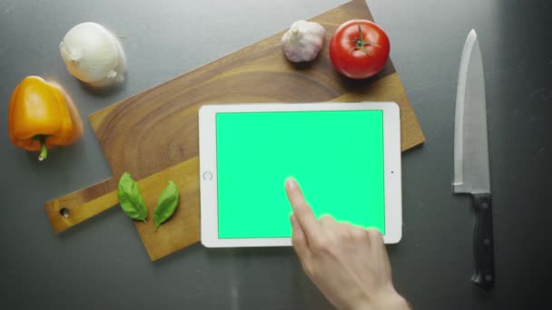 Preparación de ingredientes en la mesa de la cocina con la tableta PC en modo paisaje en el medio . — Vídeo de stock