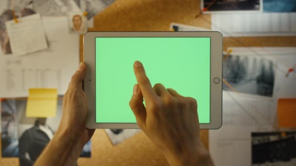 Utilizzando tablet pc in modalità orizzontale di fronte a una lavagna con note . — Video Stock
