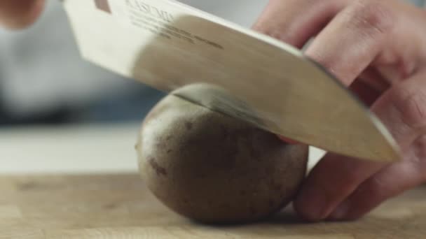 Cook está rebanando fruta de la pasión con cuchillo , — Vídeos de Stock
