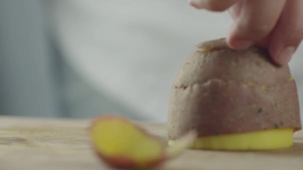 Кук снимает кожуру с картошки — стоковое видео