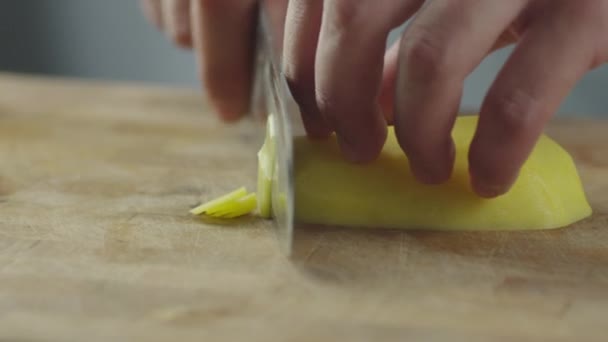 O cozinheiro profissional está cortando rapidamente as batatas. Close-up . — Vídeo de Stock