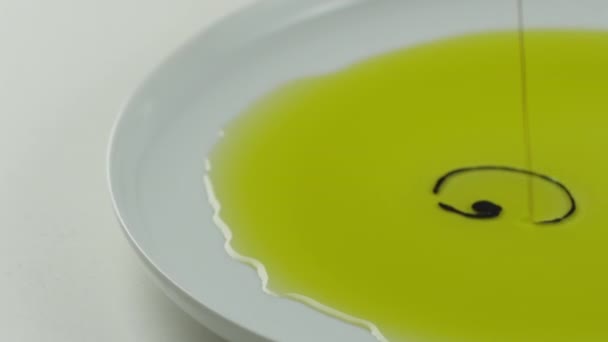 Versare l'Aceto in Olio di Oliva sul Piatto — Video Stock