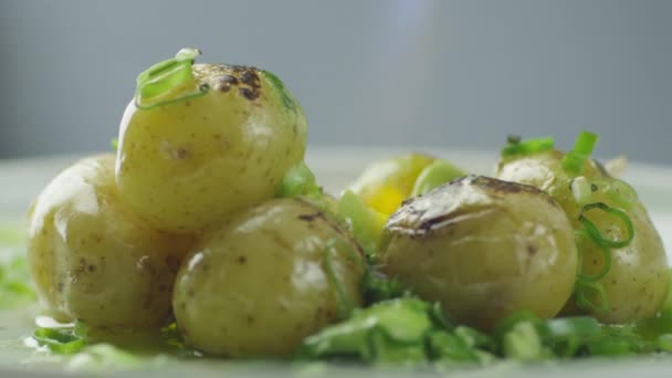 Decorar prato de batata . — Vídeo de Stock