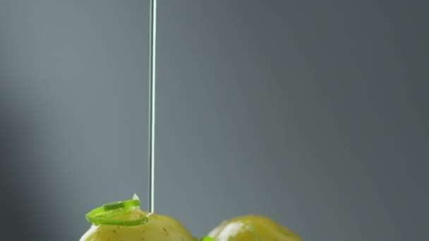 Öltözködés burgonya edényt, olívaolaj — Stock videók