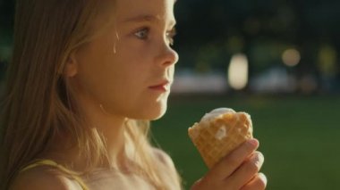 Dondurma açık havada yemek kızdır