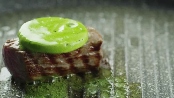 Filete de carne frita con mantequilla en restaurante de lujo — Vídeos de Stock