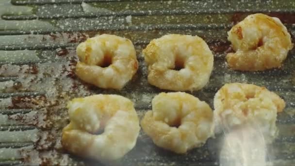 糖在煎锅上煎炸虾仁 — 图库视频影像
