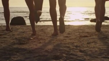 Bir grup genç insan'nde Günbatımı akan suyun ışık. Ağır çekim 60 Fps.