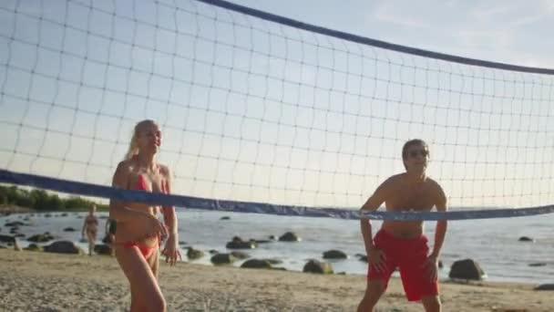 Tjej leker i beachvolley med vänner — Stockvideo