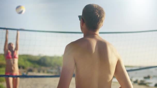 Grupo de Jóvenes Juegan en Voleibol Playa en Día Soleado — Vídeo de stock