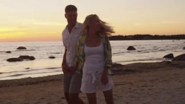 Çift dans sahilde günbatımı zamanı olduğunu.