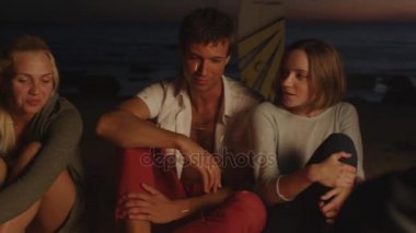 Kamp ateşi yakın kişi grubunuz gece de konuşma