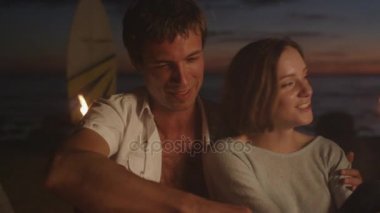 Kamp ateşi yakın kişi grubunuz gece de konuşma