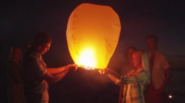 Arkadaş grubu olan Sky Lantern başlatılması