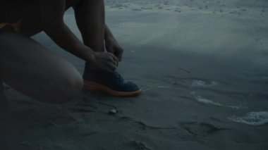 Kız dantel onu koşu ayakkabıları sabah sırasında çalıştırılır