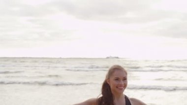 Kız plaj sabah üst vücut germe yapıyor altındadır